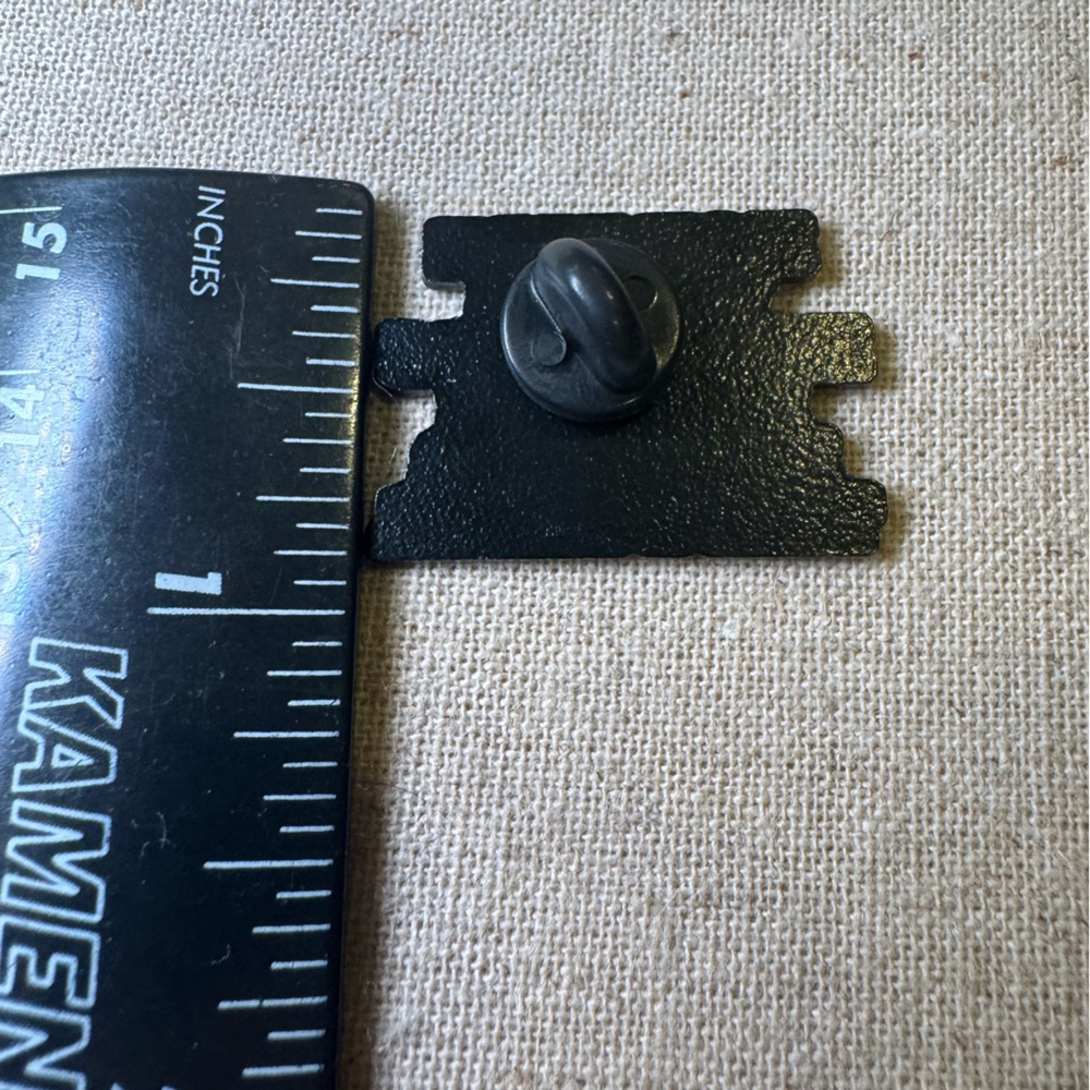 Not Sure What’s Happening but I’m Here For The Drama Enamel Pin - New - Picture 3 of 3